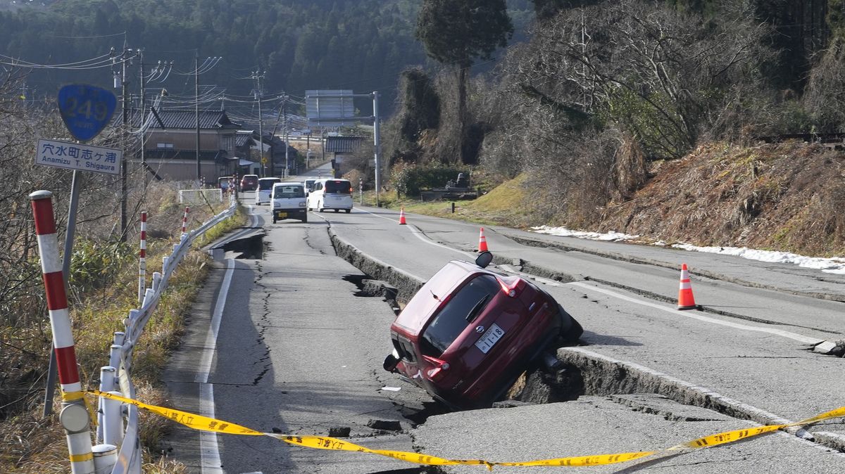 Počet obětí zemětřesení v Japonsku již stoupl na tři desítky, země se dál chvěje